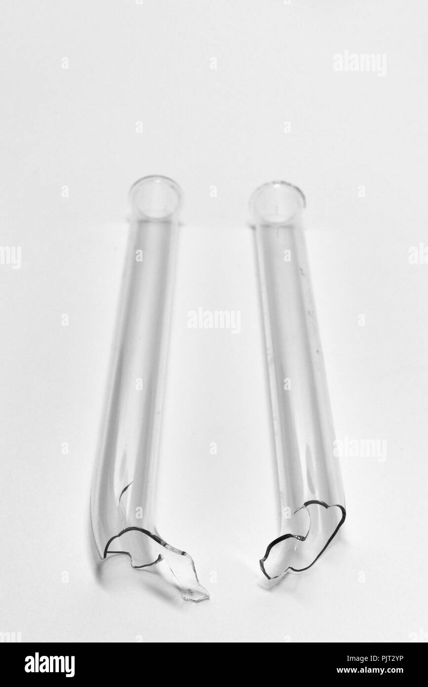 U-tubo de vidrio doblado, roto por la mitad. equipo de laboratorio imagen  en escala de grises Fotografía de stock - Alamy