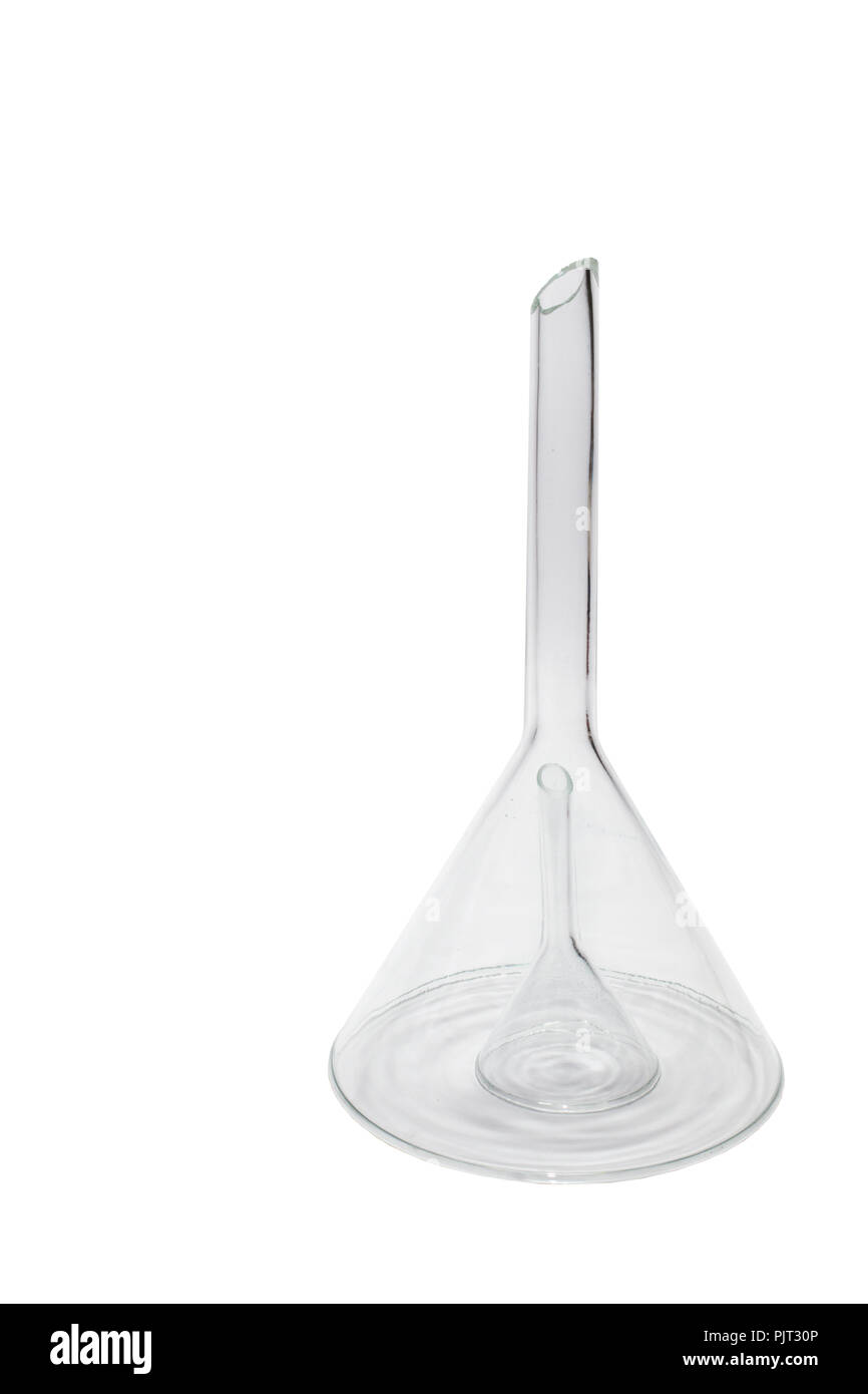 Embudos de laboratorio de vidrio transparente. grande cubre pequeños.  aislado sobre fondo blanco, con trazado de recorte Fotografía de stock -  Alamy