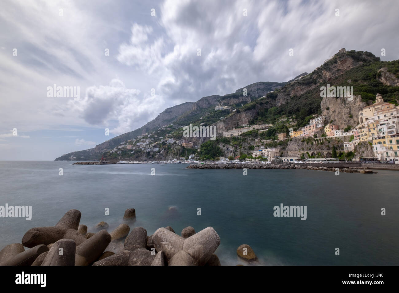 Tardes de verano vista a lo largo de la costa de Amalfi desde Amalfi, Italia Foto de stock