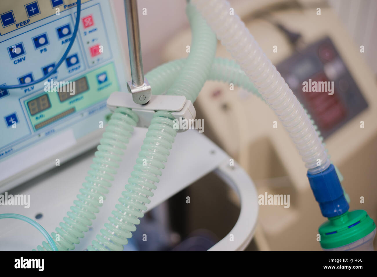 Dispositivo médico moderno en el hospital. Tubos, cables y botones de cerca  Fotografía de stock - Alamy
