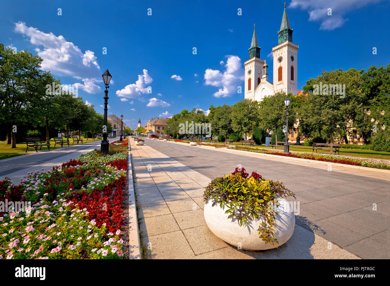 Ciudad de Sombor plaza e iglesia vista, región de Vojvodina de Serbia Foto de stock