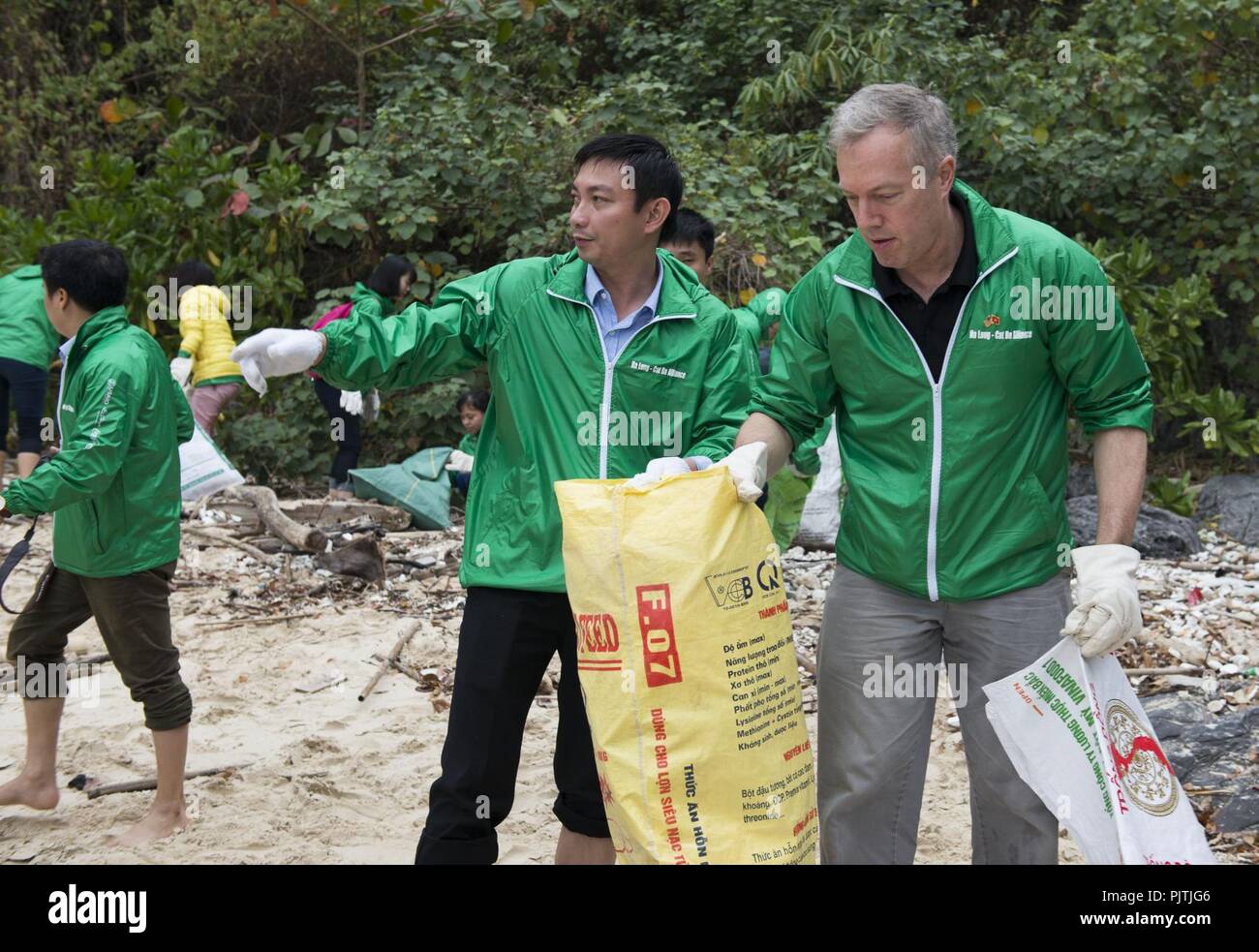 Jornada de limpieza de la playa en la bahía de Ha Long Foto de stock