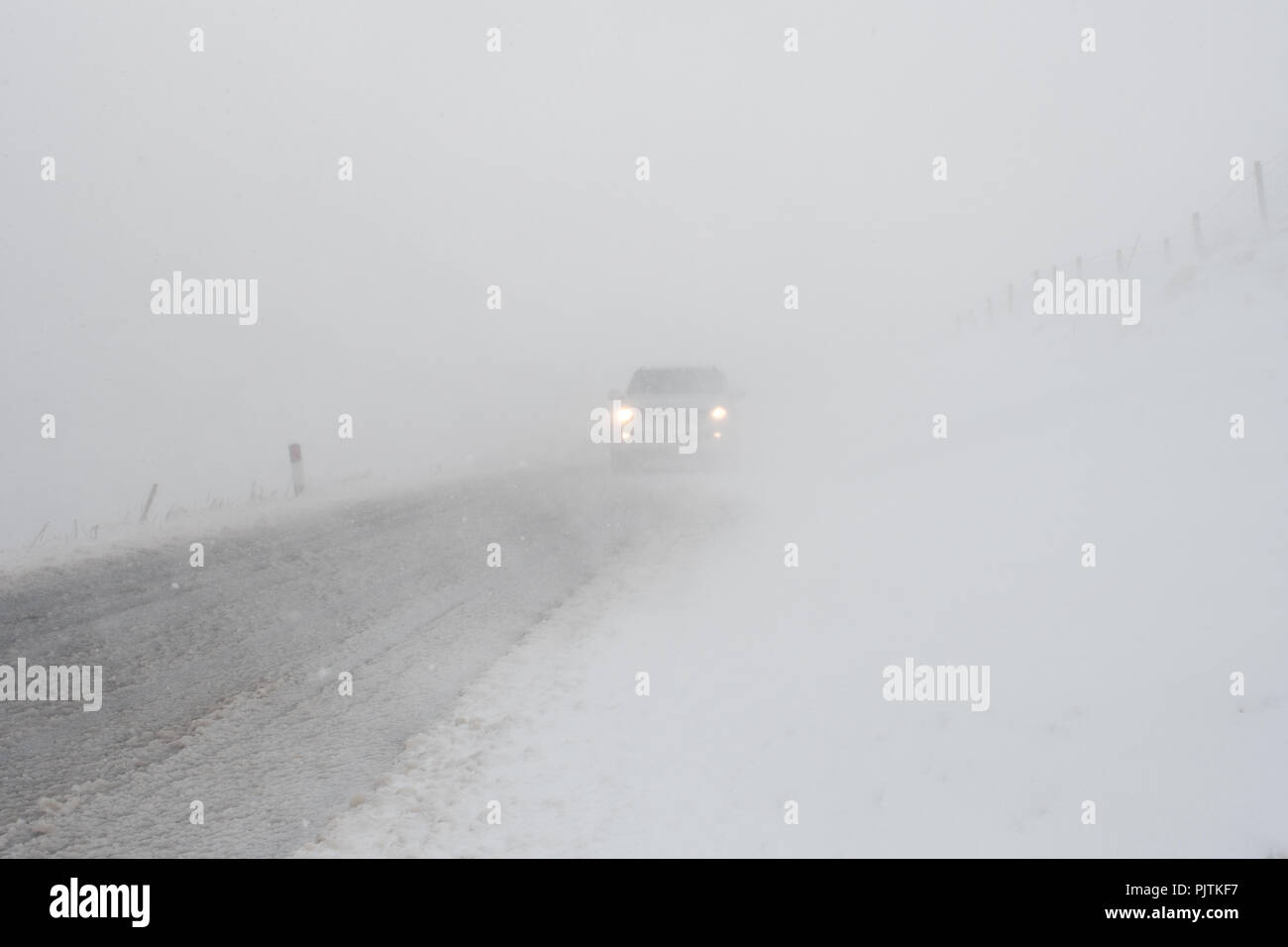 Condiciones de Blizzard en la carretera entre Moss flota Hawes y Kettlewell, la carretera más alta de Yorkshire, durante un invierno severo hechizo Foto de stock