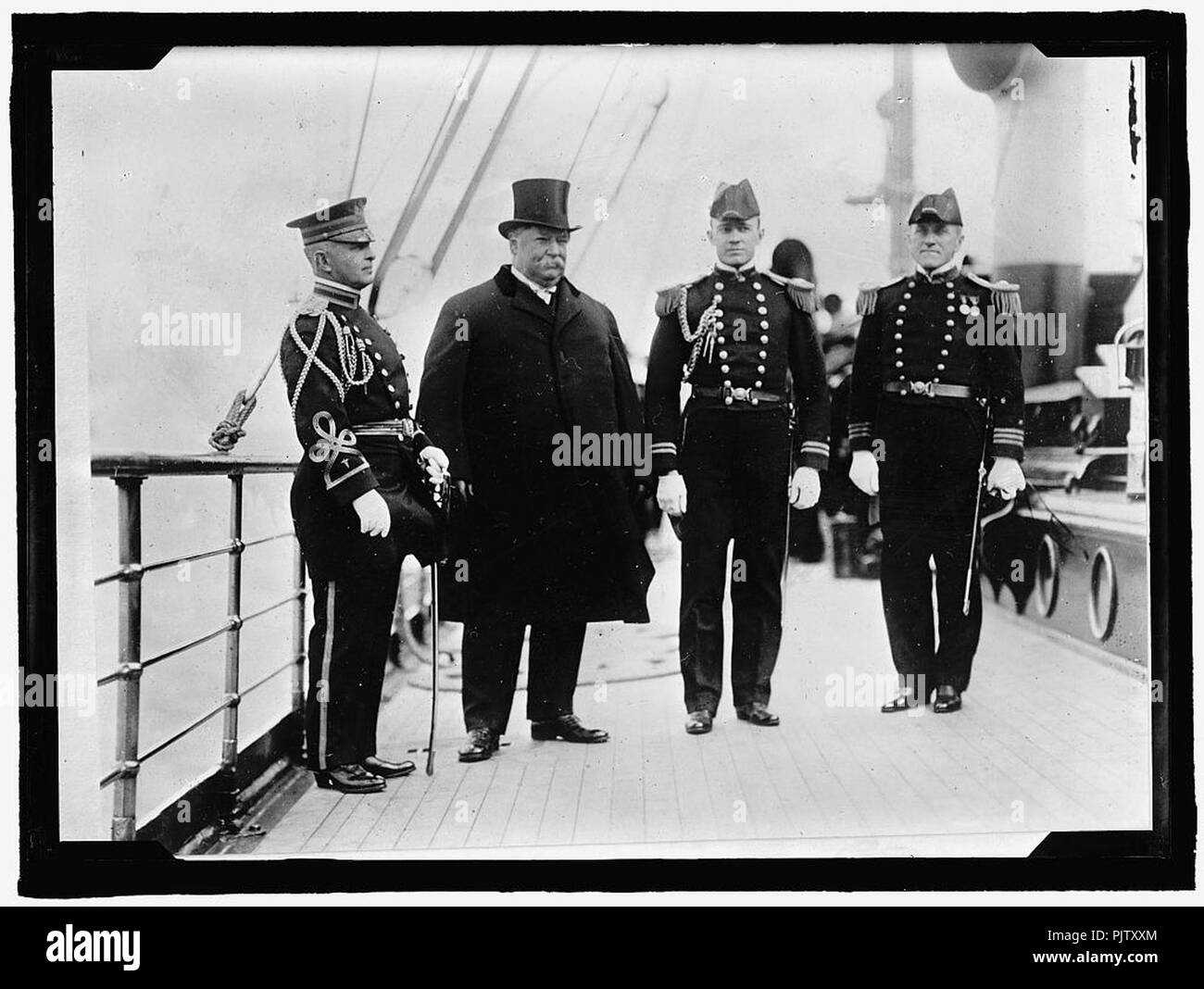 Acorazado de examen. MAJ. THOMAS L. RHOADS; Presidente Taft; LT. COMDR. JOHN W. TIMMONDS; COMDR. GORMLEY Foto de stock
