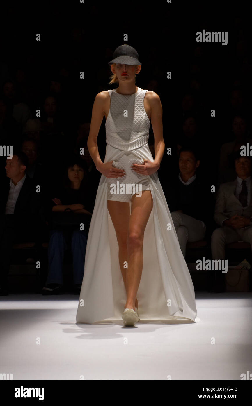 Un modelo camina Hiroko Koshino colección Primavera/Verano 17 runway show durante la Semana de la moda de Tokio. Foto de stock