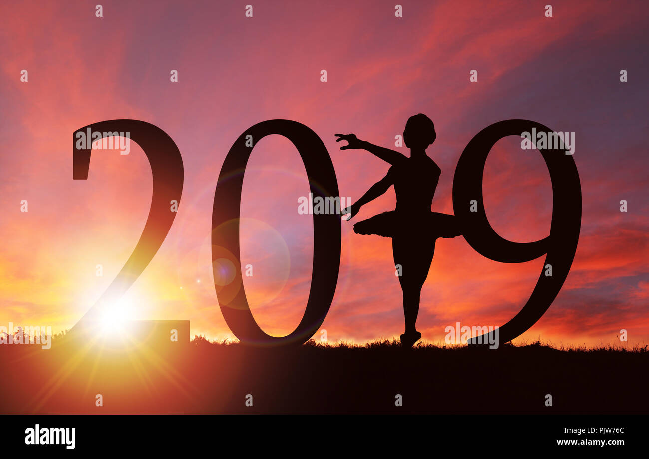 2019 Año Nuevo silueta de una chica bailando o hacer ejercicio durante un amanecer o atardecer dorado con espacio de copia. Foto de stock