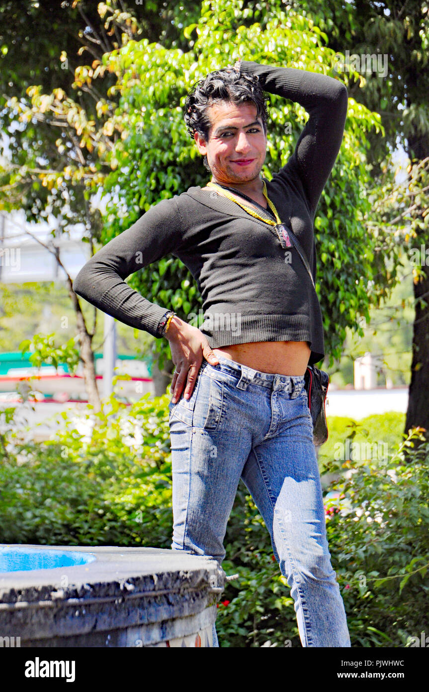 Hombre gay en jeans ajustados fotografías e imágenes de alta resolución -  Alamy