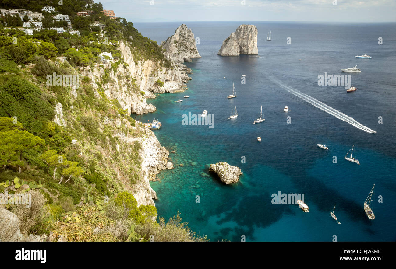 Los farallones de rocas en la isla de Capri en Italia Foto de stock