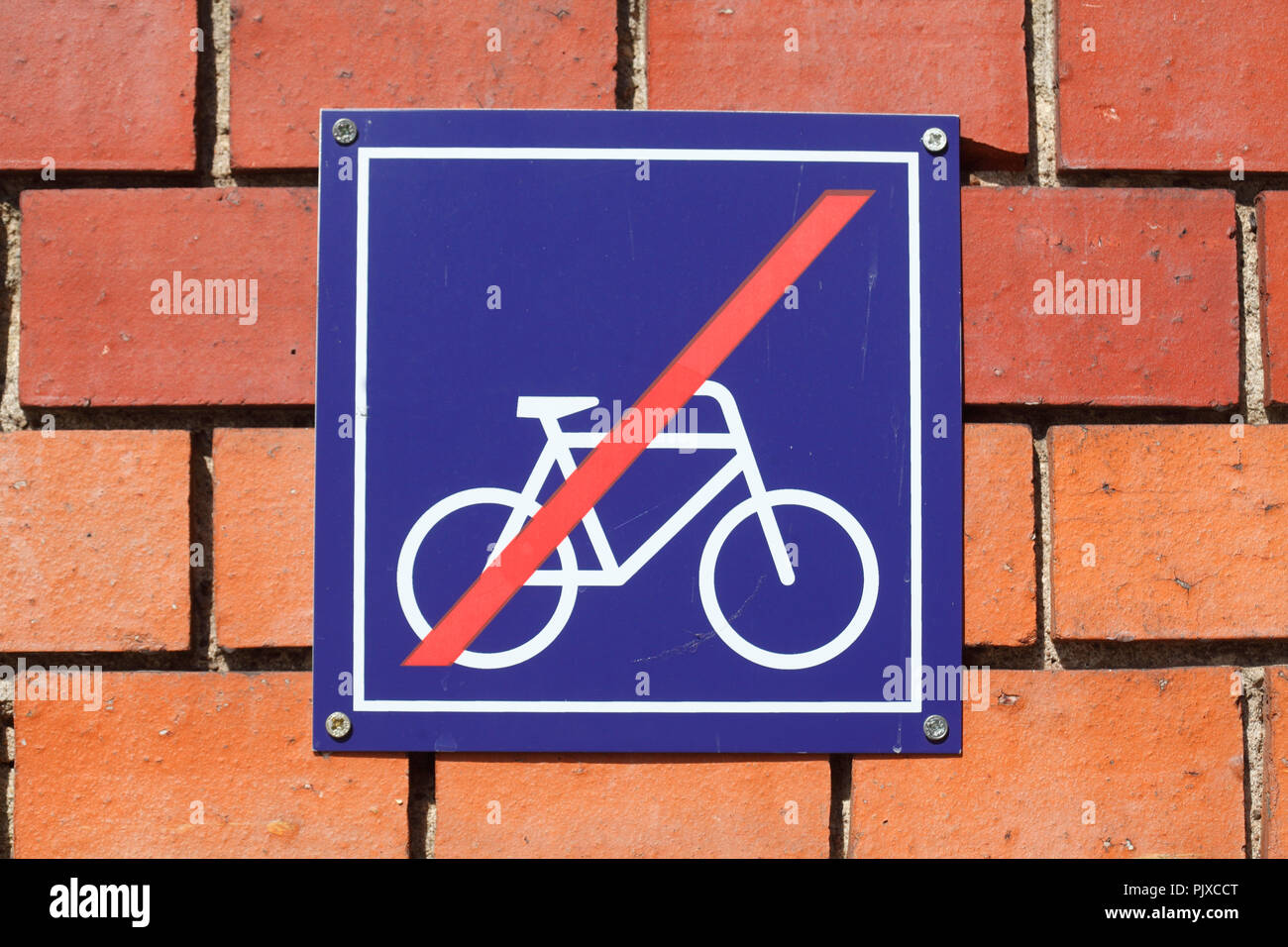 Escudo prohibido aparcar bicicletas Fotografía de stock - Alamy