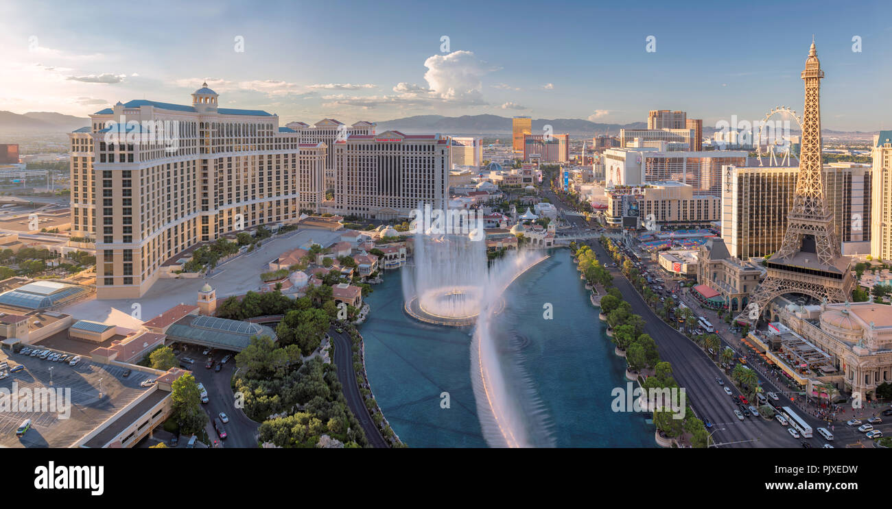 Vista panorámica del Strip de Las Vegas, en Nevada, EE.UU. al atardecer. Foto de stock