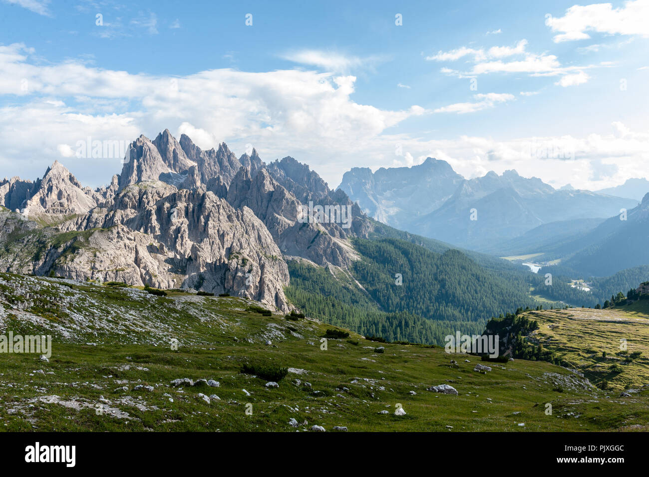 Montañas escarpadas en tre cima en el área del Parque Natural Dolomitas Montañas escarpadas en tre cima en el área del Parque Natural Dolomitas