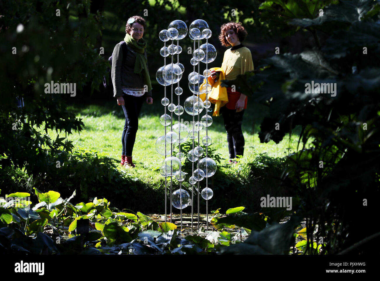 Las personas miran 'aliento' de Alva Gallagher, que forma parte de la escultura en el contexto de 2018 que está teniendo lugar en el Jardín Botánico Nacional de Dublín. Foto de stock