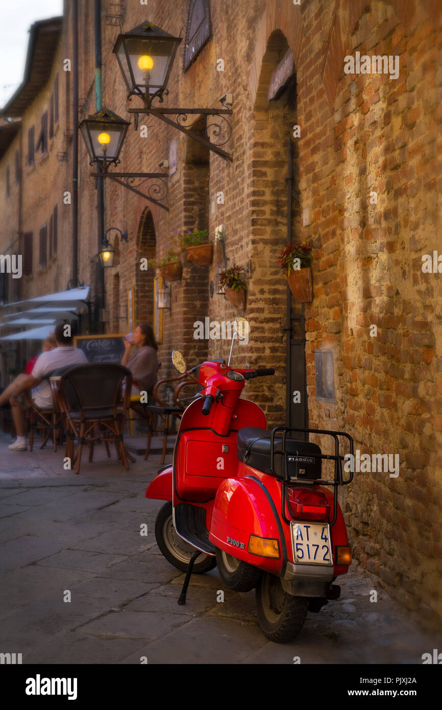 Vespa scooter rojo en la Toscana, Italia Foto de stock