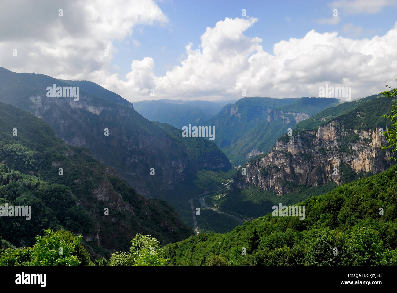 Monte Grappa, Veneto, Italia. Vista del valle de Valsugana del Monte Grappa. Foto de stock