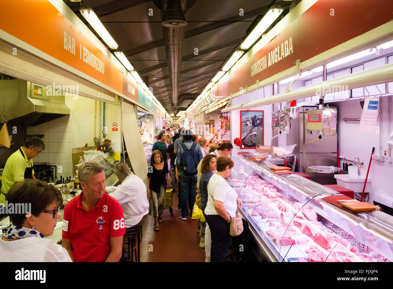 El mercado alimentario en Barcelona con el bar de tapas. Foto de stock
