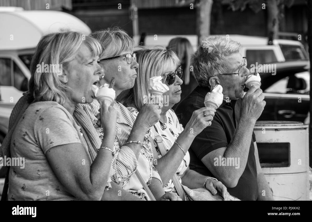 Parejas de mediana edad de comer helados, Inglaterra, Reino Unido. Foto de stock