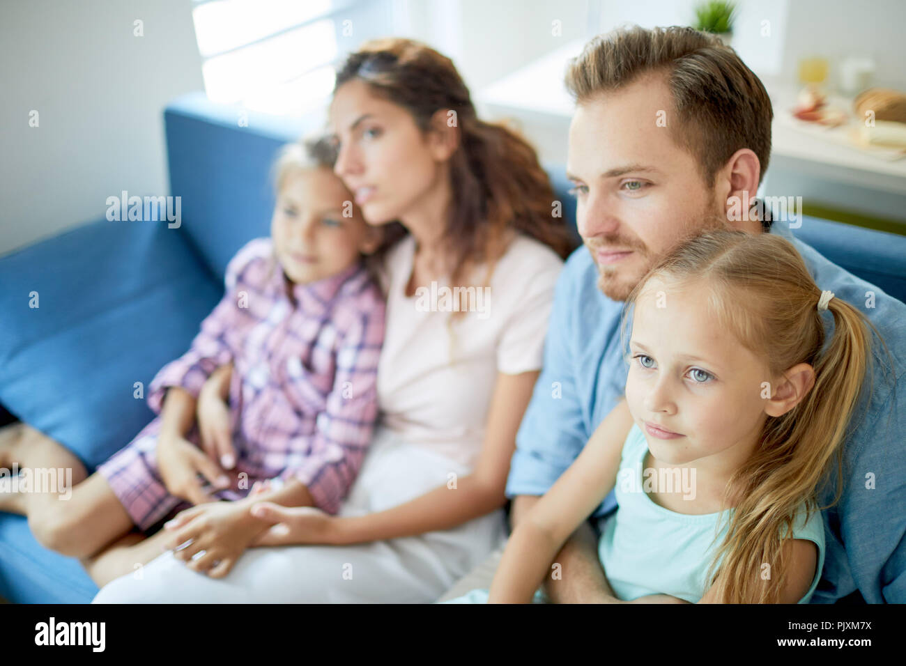 Familia delante del televisor Foto de stock