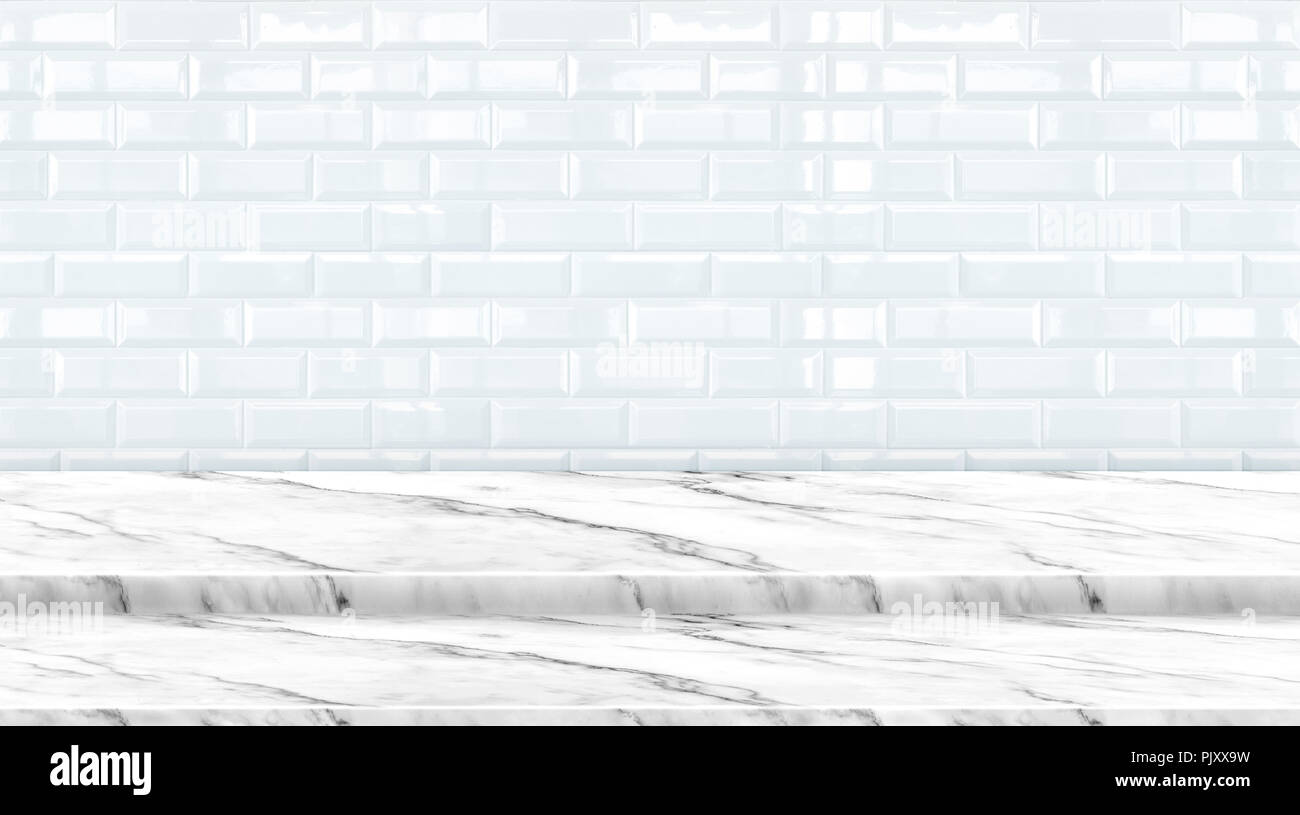 Setp vacía la mesa de mármol de mármol blanco con fondo de pared de cerámica,simulacros de anuncios para la visualización del producto o su diseño,les moderno de lujo Foto de stock