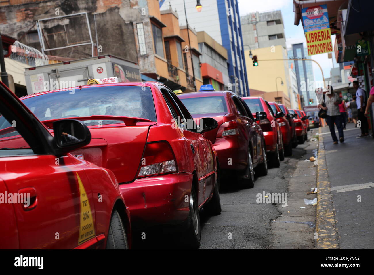 Los taxis rojos en cola en el tráfico, San José, Costa Rica Fotografía Los taxis rojos en cola en el tráfico, San José, Costa Rica Fotografía