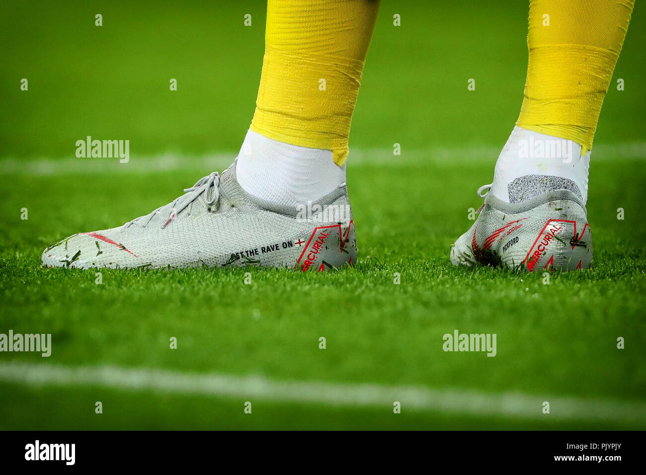 Londres, Reino Unido. 8 de septiembre de 2018. Botas Nike personalizados de  Jordania Pickford de Inglaterra llevando el mensaje 'Obtener la Rave On' -  Inglaterra contra España, a la UEFA, la Liga