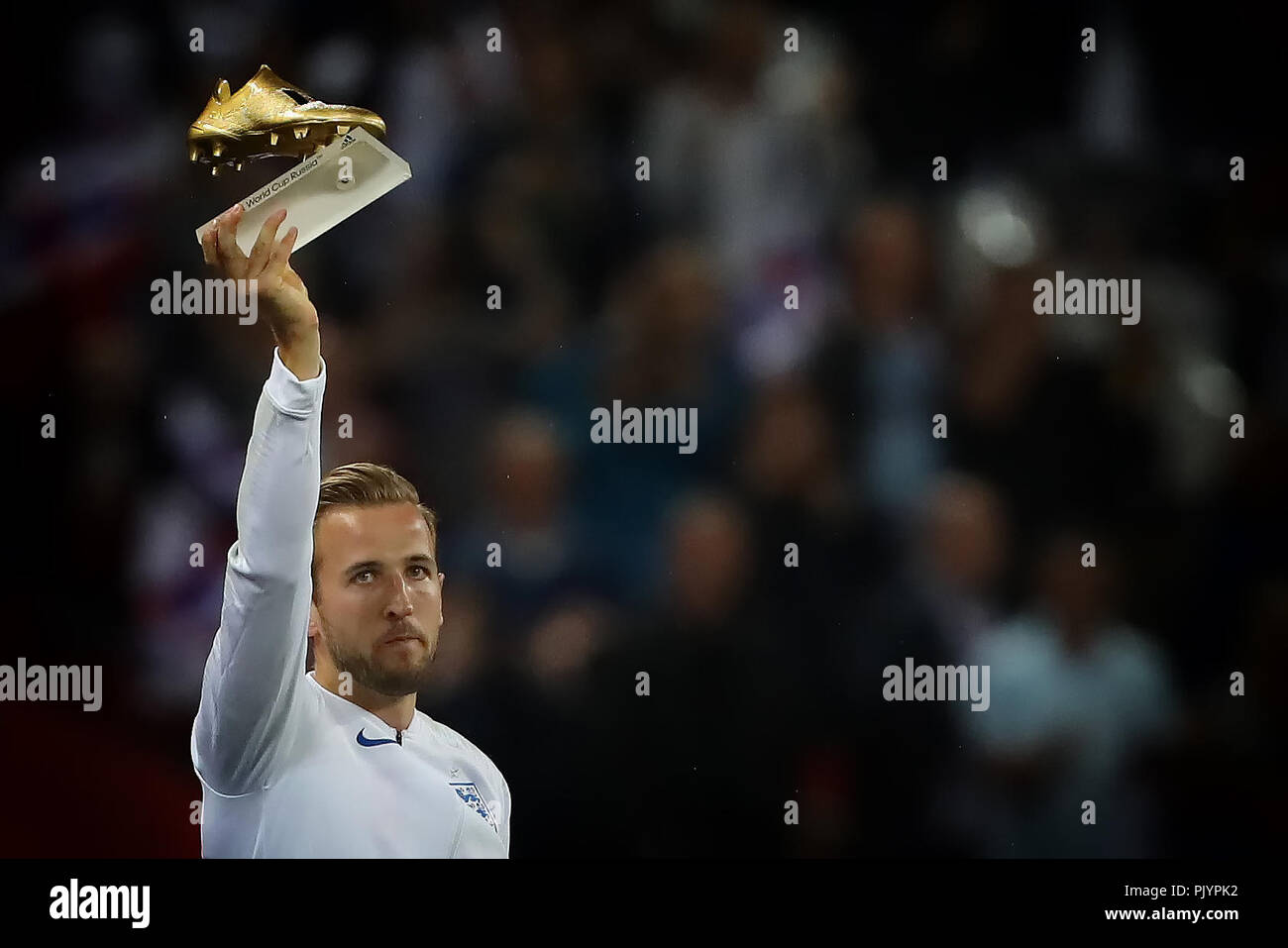 Londres, Reino Unido. 8 de septiembre de 2018. Harry Kane de Inglaterra mantiene flote el trofeo de la Bota de Oro tras finalizar el máximo goleador en la Copa Mundial de