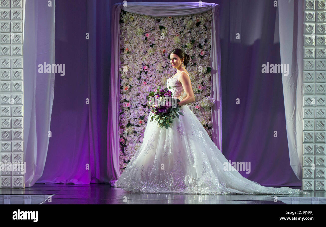 Toronto, Canadá. Sep, 2018. Una modelo presenta un vestido de novia durante el 2018 Canadá nupcial Show en Toronto, Canadá, en septiembre 9, 2018. Crédito: Zou Zheng/Xinhua/Alamy Live News Fotografía de stock - Alamy