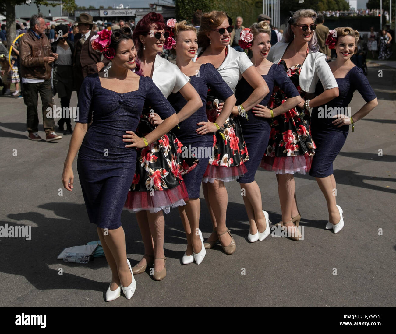 Goodwood, Inglaterra. 9 Sep, 2018. Las mujeres vestidas con ropa vintage  asistir el Goodwood Revival 2018 en Goodwood, Inglaterra, en septiembre 9,  2018. Crédito: Yan Han/Xinhua/Alamy Live News Fotografía de stock - Alamy