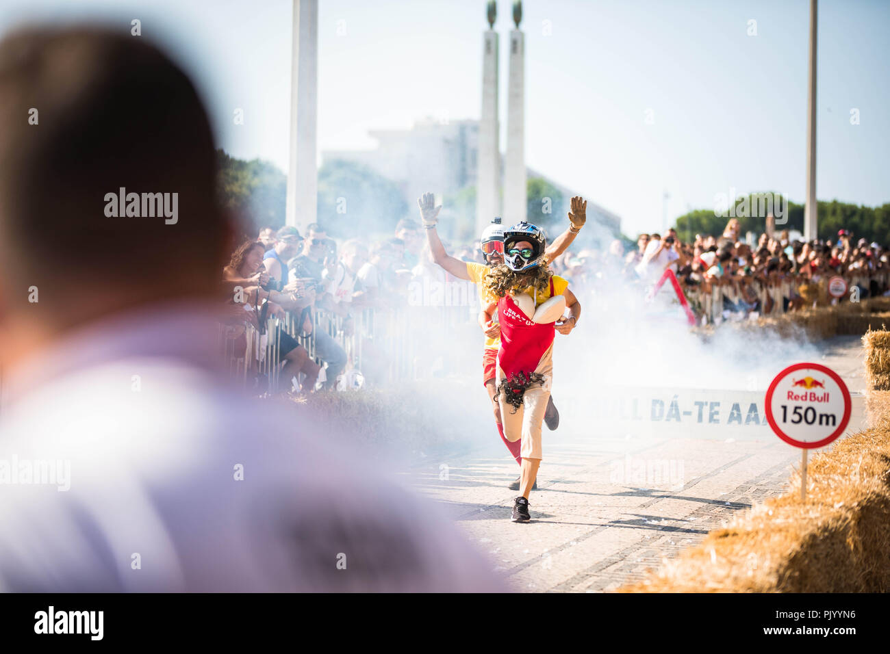 Lisboa, Portugal. 9 Sep, 2018. Después de haber tenido un accidente y dejando el coche, los participantes siguen el trayecto a pie en el 3er Grand Prix Red Bull en Lisboa, conocido como ''El loco de la raza en el mundo''.''la loca carrera en el mundo'' es un evento para los aficionados a los jinetes en las carreras de coches hechos a mano. Los vehículos que se mueven por la creatividad y la competencia amistosa, sin olvidar nunca la velocidad de adrenalina. Esta carrera de vehículos sin motor, propone a los participantes la construcción de un automóvil que desafía las normas del diseño y las leyes de la física. Tendrán que competir contra el reloj o Foto de stock