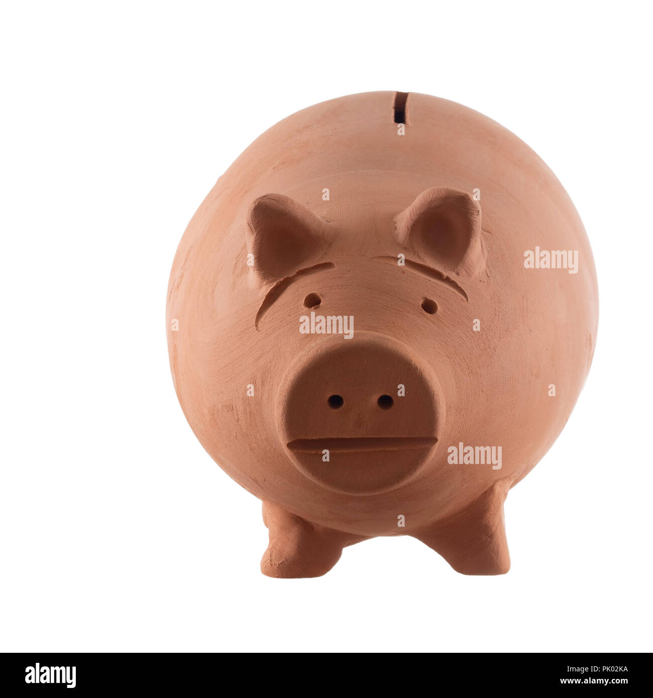Caja de dinero cerdo terracota aislado en blanco, mirando. Aka hucha. Foto de stock