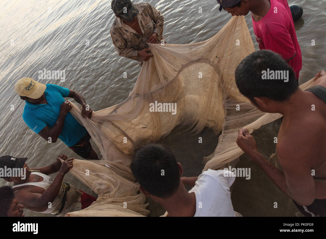 Los pescadores del río Irrawaddy, recoger la red por día de pesca. Nyaung U, Bagan, Myanmar (Birmania). Foto de stock