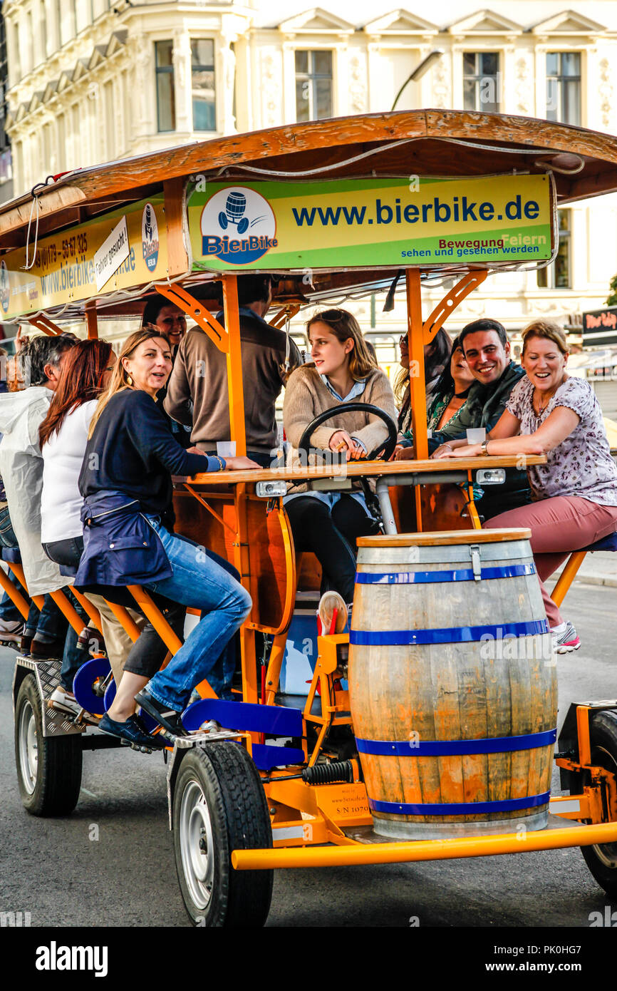 Las personas beben cerveza cerveza sobre una bicicleta en Berlín, Alemania  Fotografía de stock - Alamy