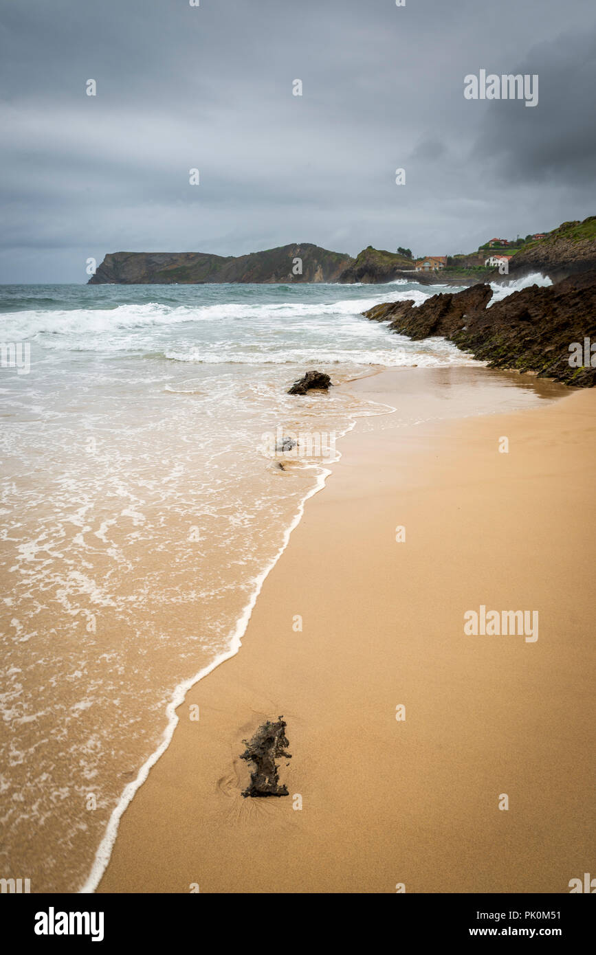 Playa comillas en Cantabria (España) Foto de stock