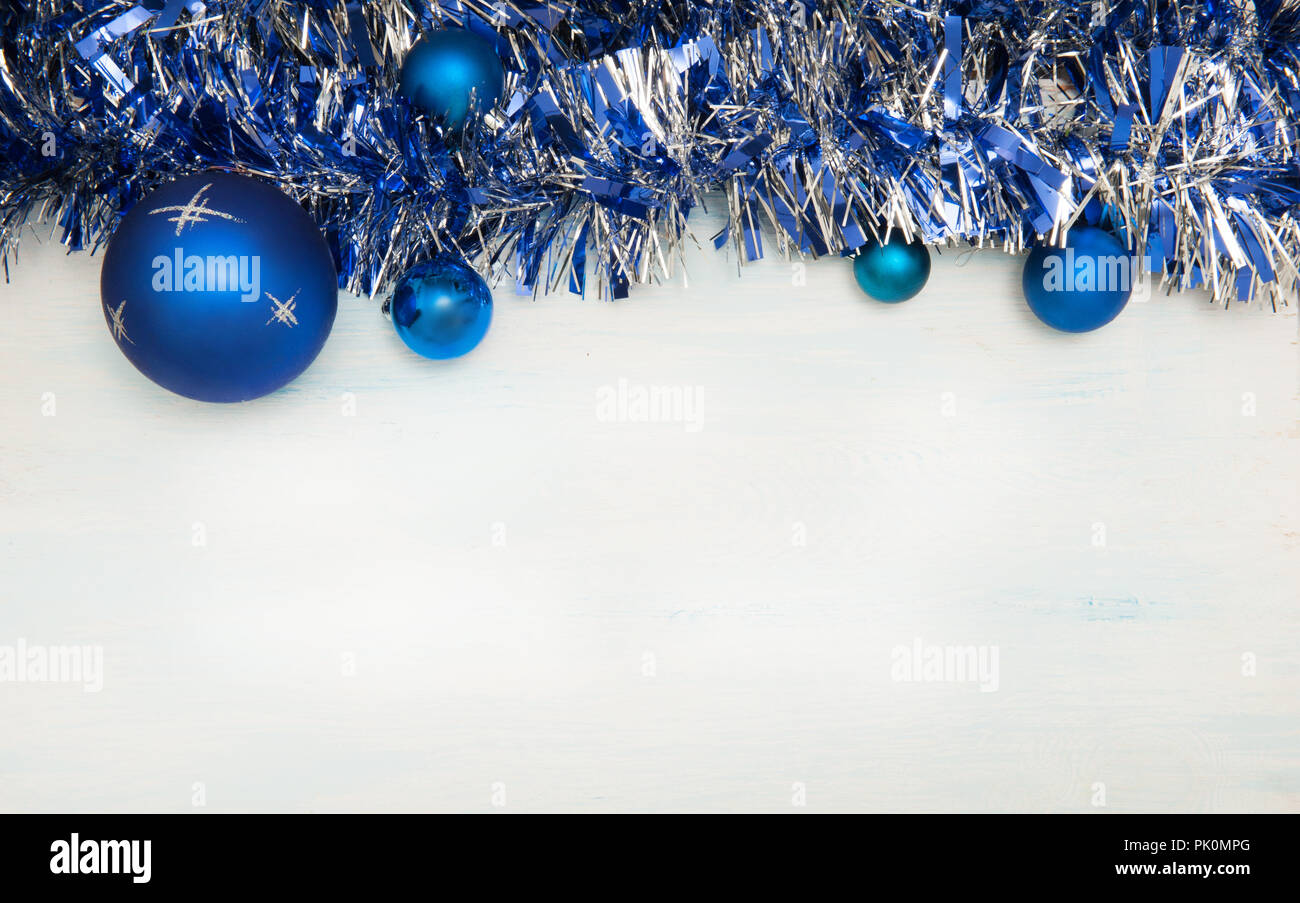 Fondo de navidad con guirnaldas azules y decoraciones de Navidad Fotografía  de stock - Alamy