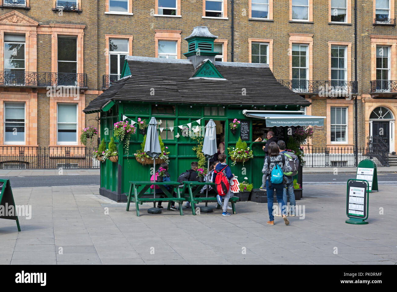 Uno de los refugios de los taxistas de Londres, donde también se sirve té, café y desayuno para el público. Foto de stock