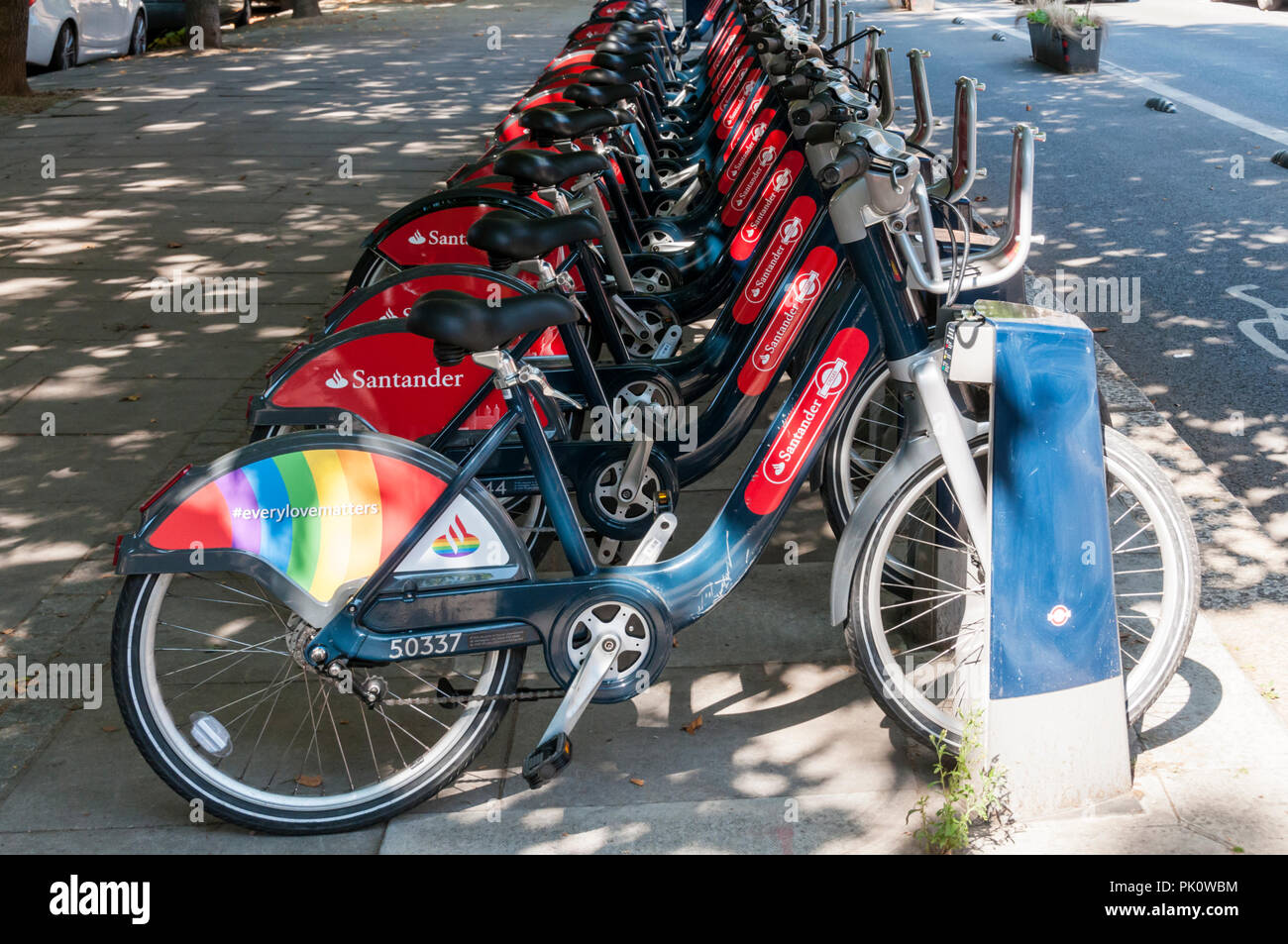 Santander patrocinado con un servicio de alquiler de bicicletas en la comunidad LGBT+ rainbow librea para celebrar los actos del Orgullo Gay en Londres. Foto de stock