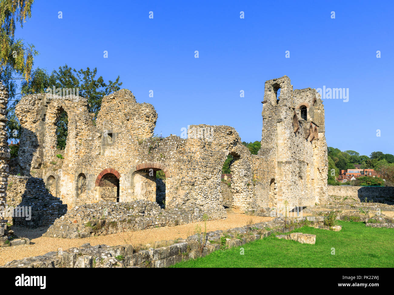 Ruinas del antiguo castillo Wolvesey medieval (Antiguo Palacio del Obispo) en Winchester, Hampshire, en el sur de Inglaterra, Reino Unido en un día soleado con el cielo azul Foto de stock