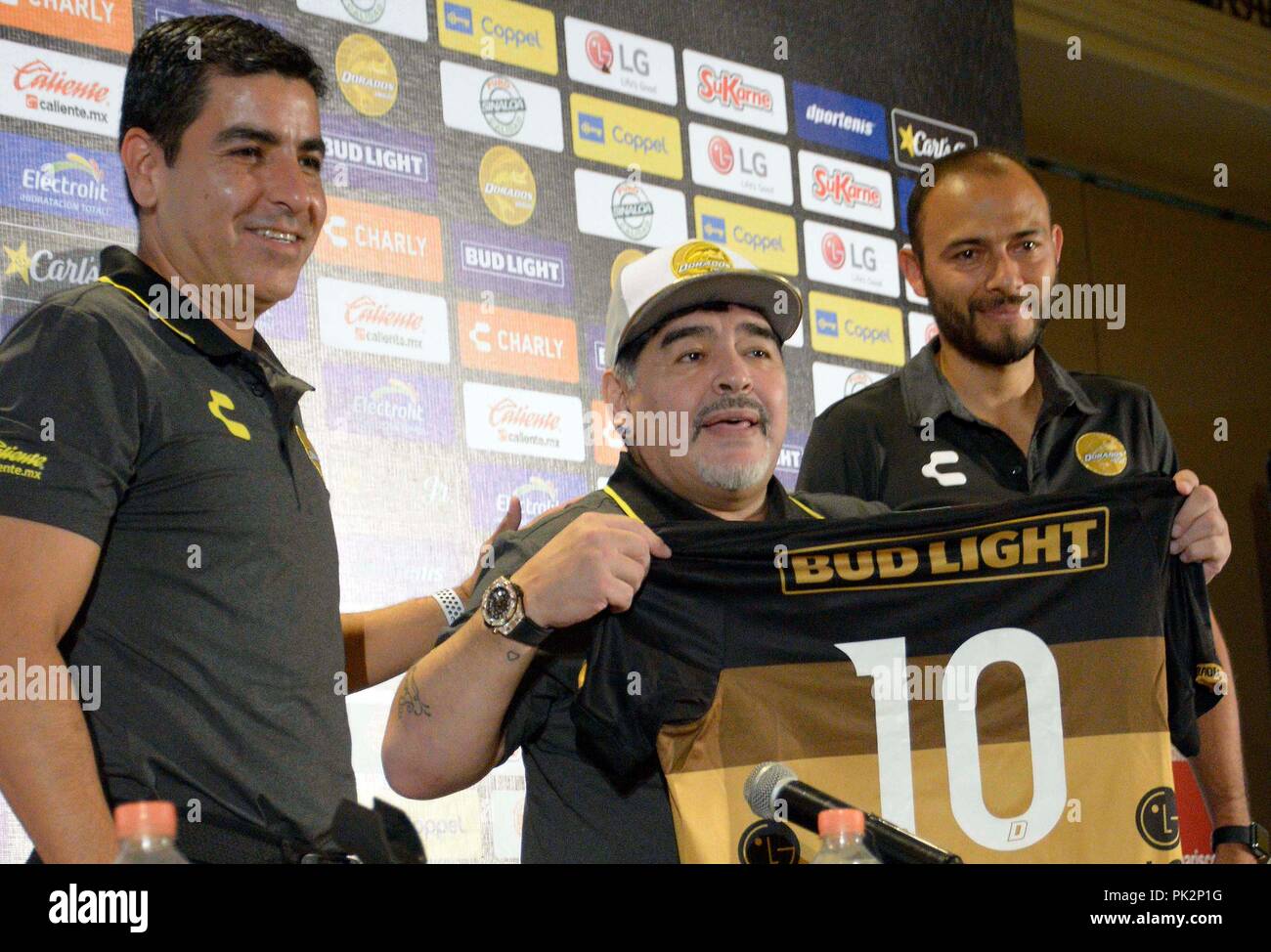 El estado de Sinaloa, México. 10 Sep, 2018. Diego Armando Maradona (C), tiene una camiseta del equipo de fútbol mexicano 'Dorados una conferencia de prensa para presentarse nuevo