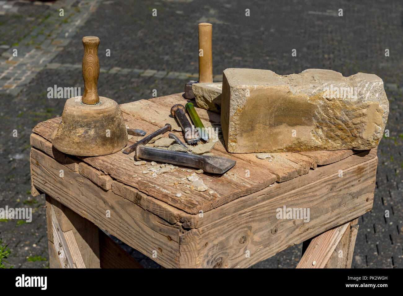 Albañil herramientas martillo y cincel al aire libre Fotografía de stock -  Alamy