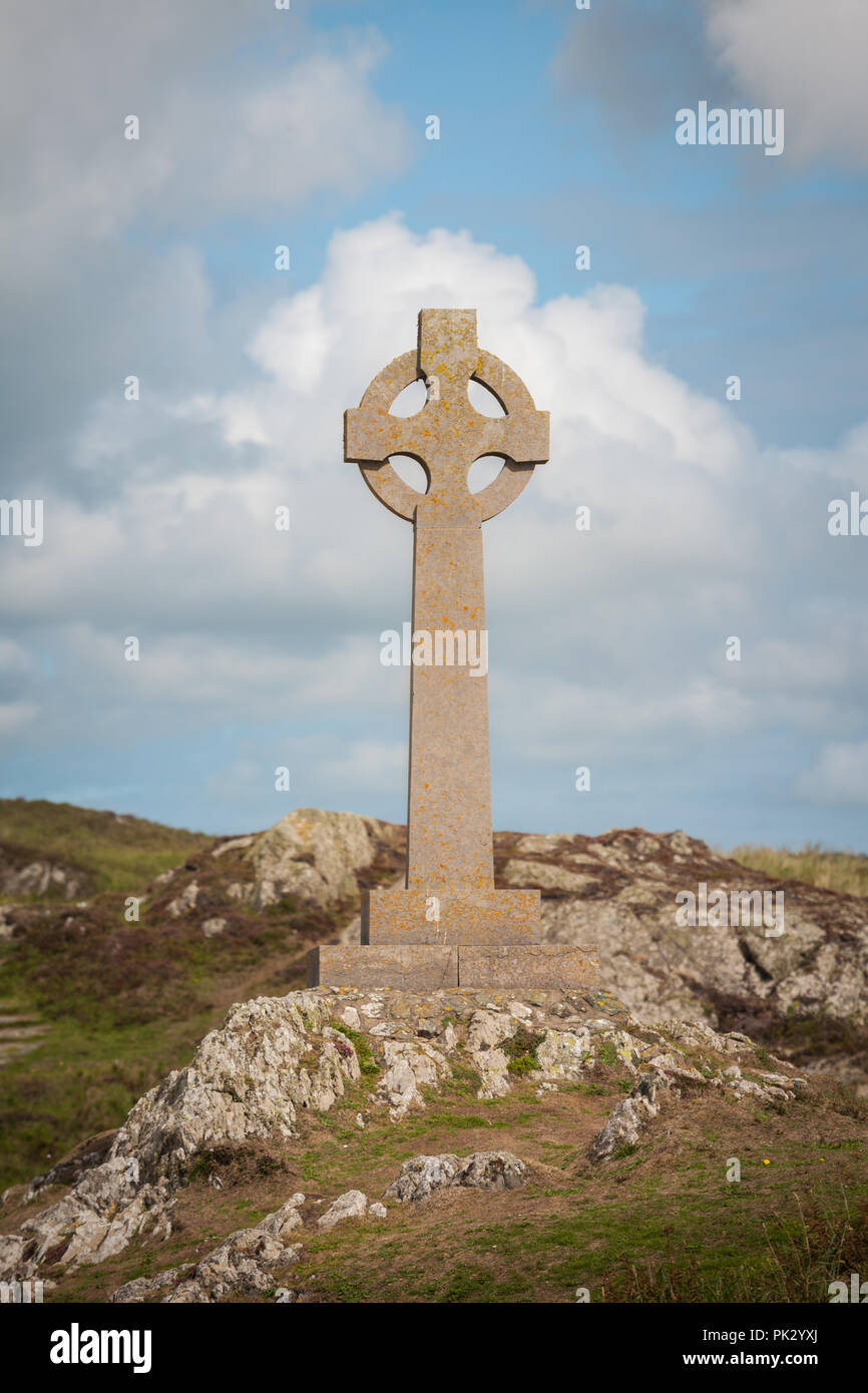 Cruz celta, Ynys Llanddwyn, Anglesey, Gales, Reino Unido Foto de stock