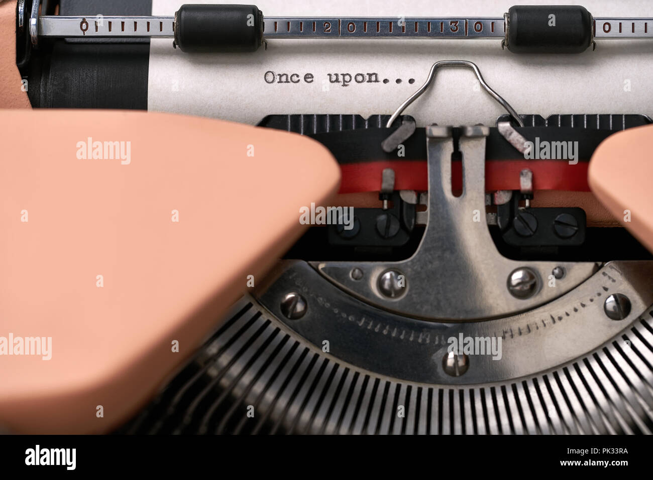 Vintage typewriter en color coral studio, de cerca. Foto de stock