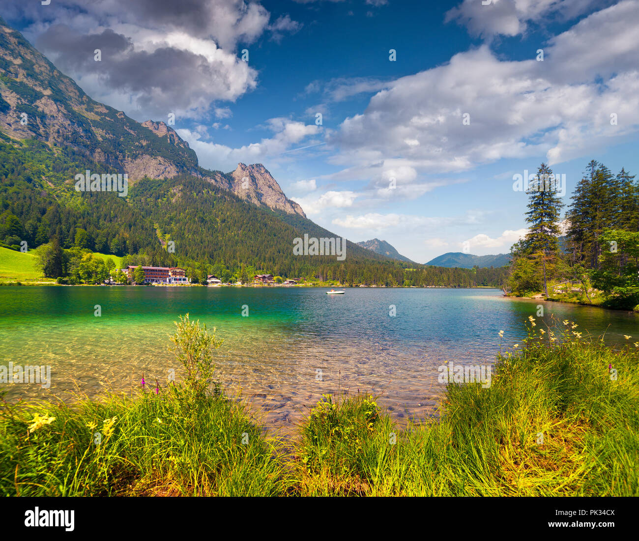 Soleada mañana de verano en el lago Hintersee en Alpes austríacos. Austria, Europa. Foto de stock