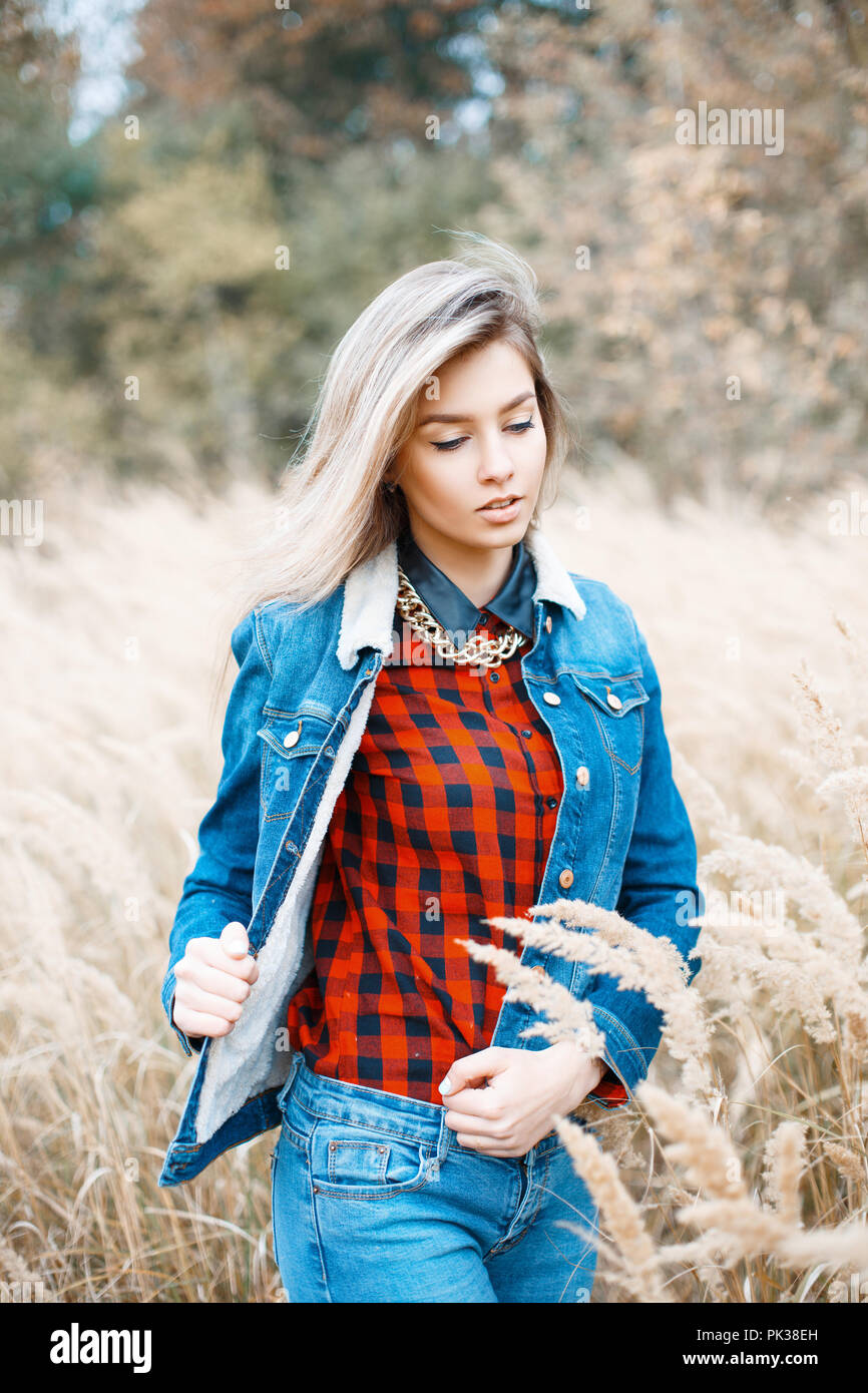 Hermosa chica elegante en jeans, camisa a cuadros rojo camiseta y  pantalones de mezclilla Fotografía de stock - Alamy
