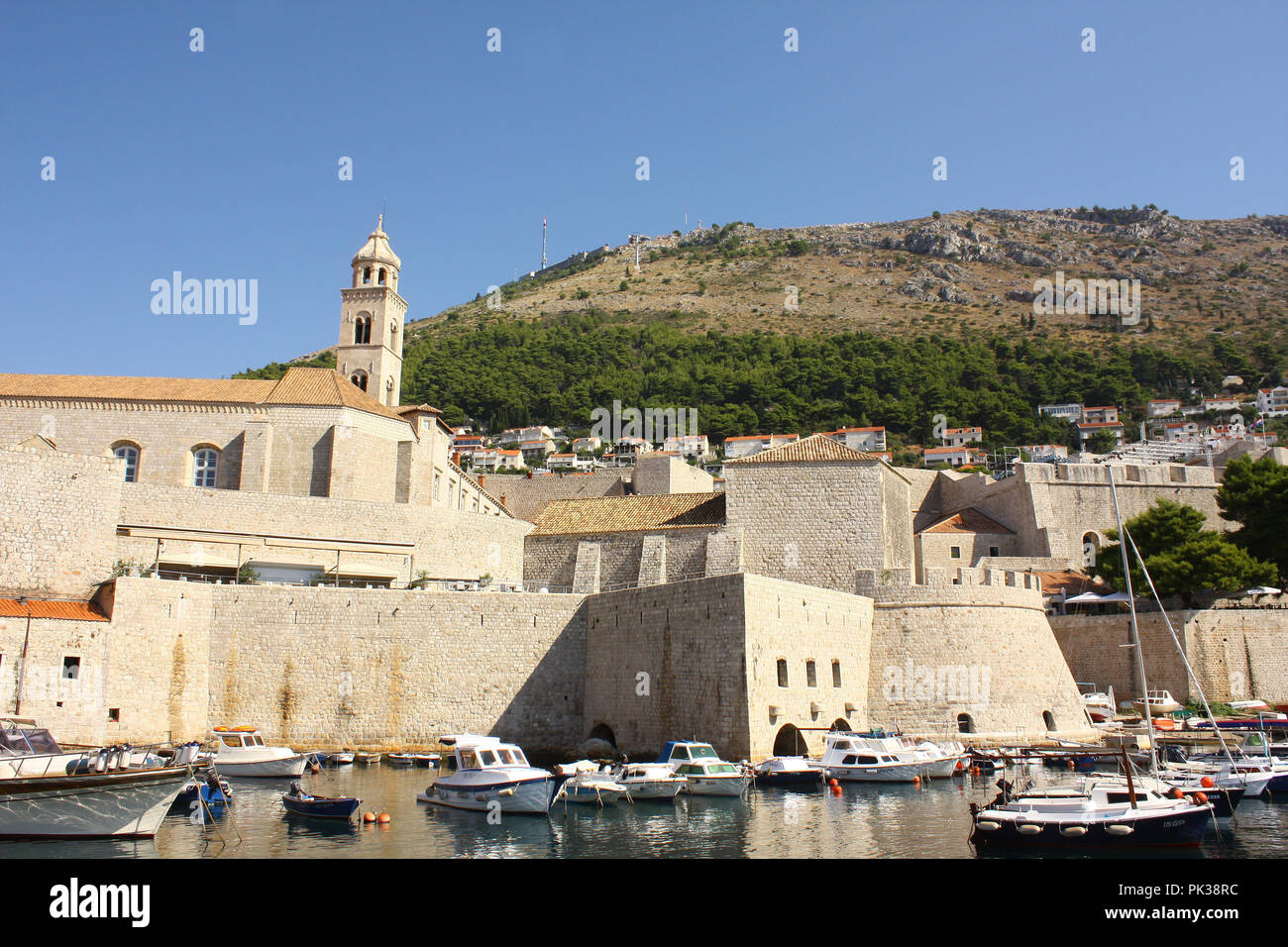 Antiguo puerto histórico de Dubrovnik, en Croacia, en un hermoso día soleado de verano. Foto de stock