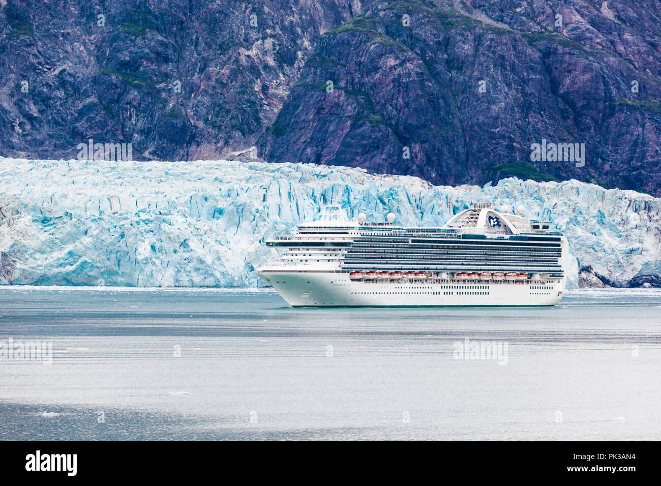Los pasajeros de los Cruceros Princess 'Ruby Princess' disfrutando de una vista del Glaciar de Margerie en la entrada Tarr de Glacier Bay, Alaska, EE.UU. Foto de stock