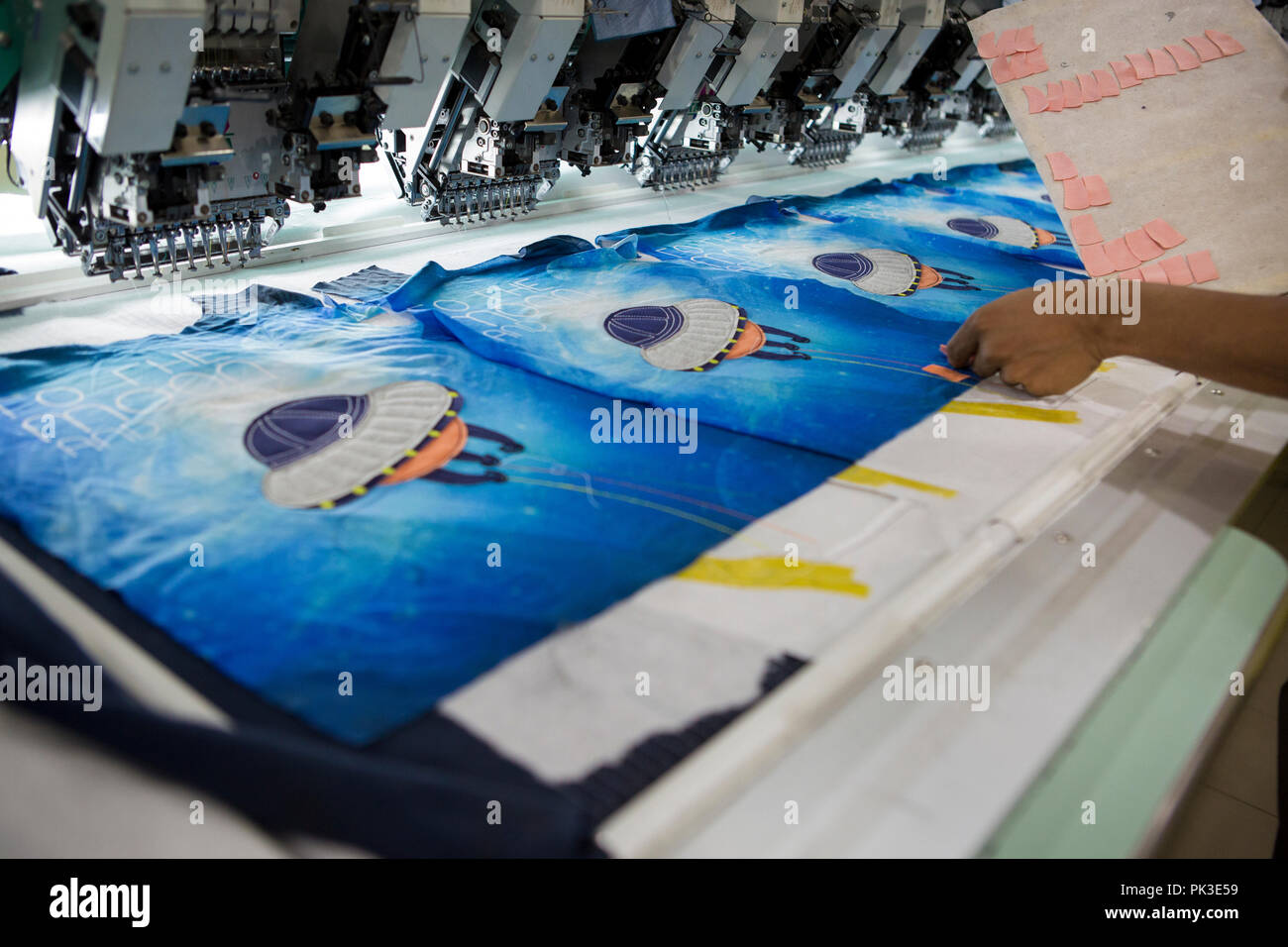 Diseños de camisetas creadas en máquinas dentro de una fábrica textil