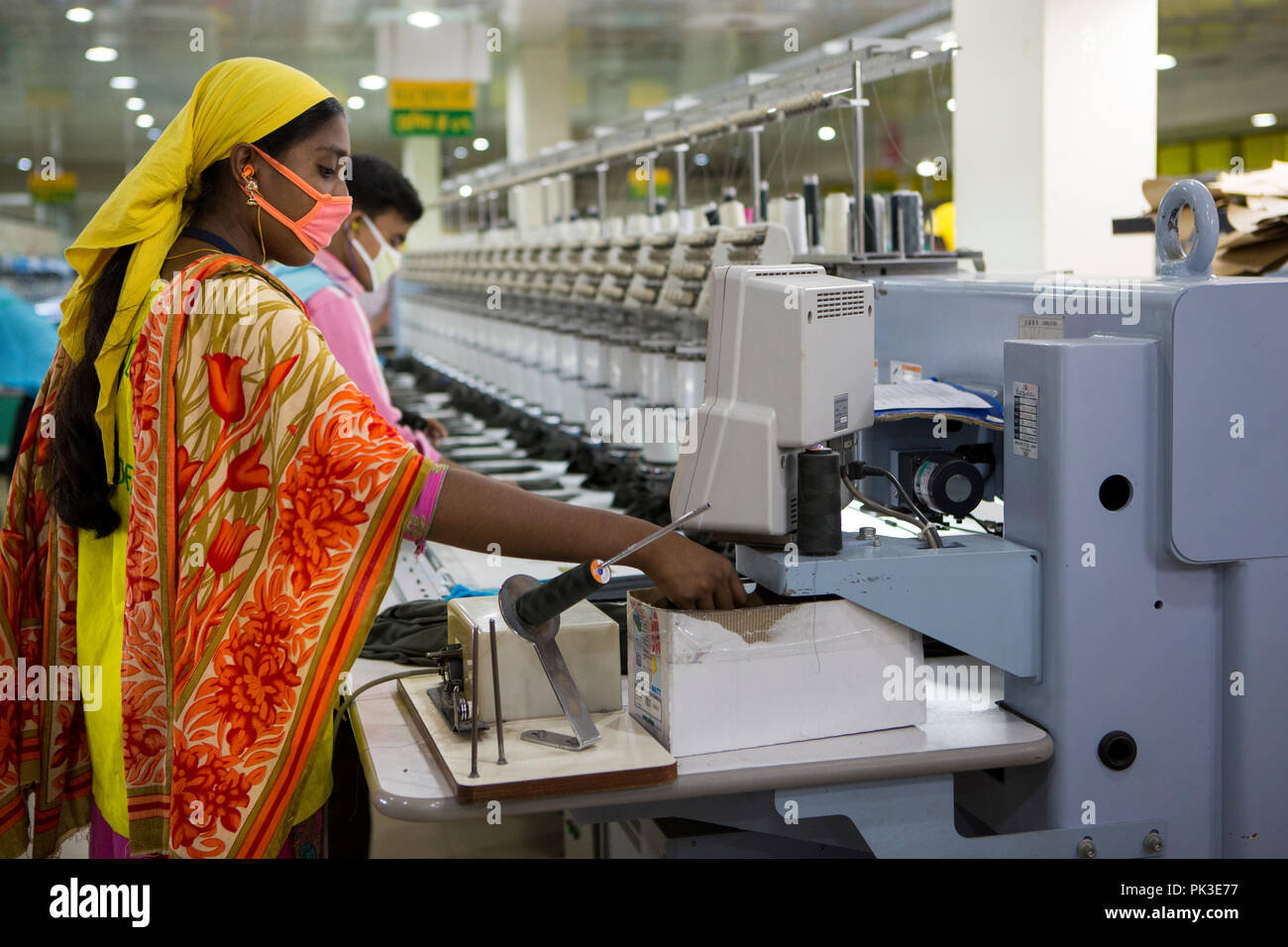 Los trabajadores la industria del vestido en trabajo en máquinas dentro de una fábrica de ropa en Bangladesh Fotografía de stock - Alamy