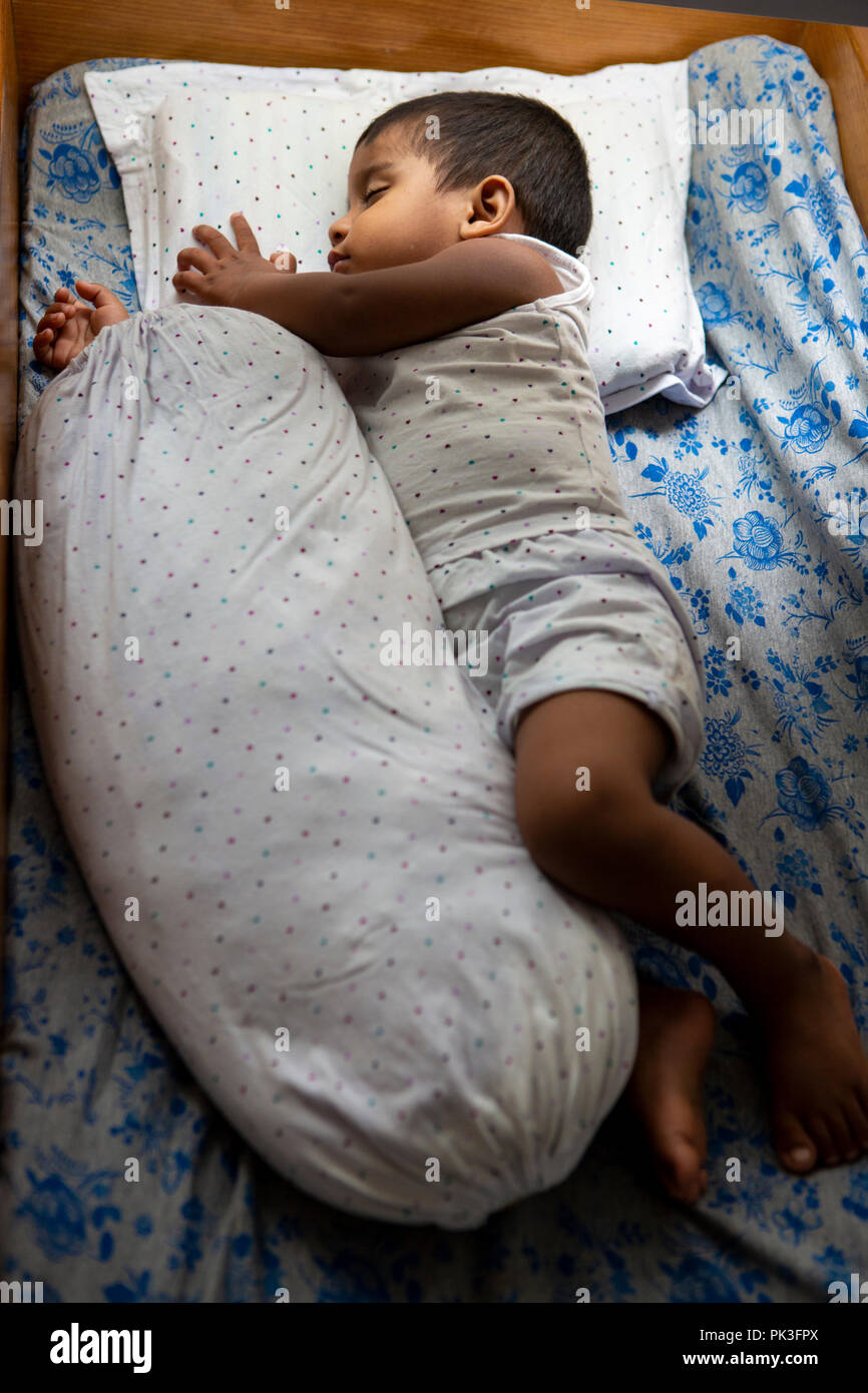 Los niños pequeños tienen un sueño durante el día en el centro de cuidado  infantil en una fábrica de prendas de vestir en Dhaka, Bangladesh  Fotografía de stock - Alamy