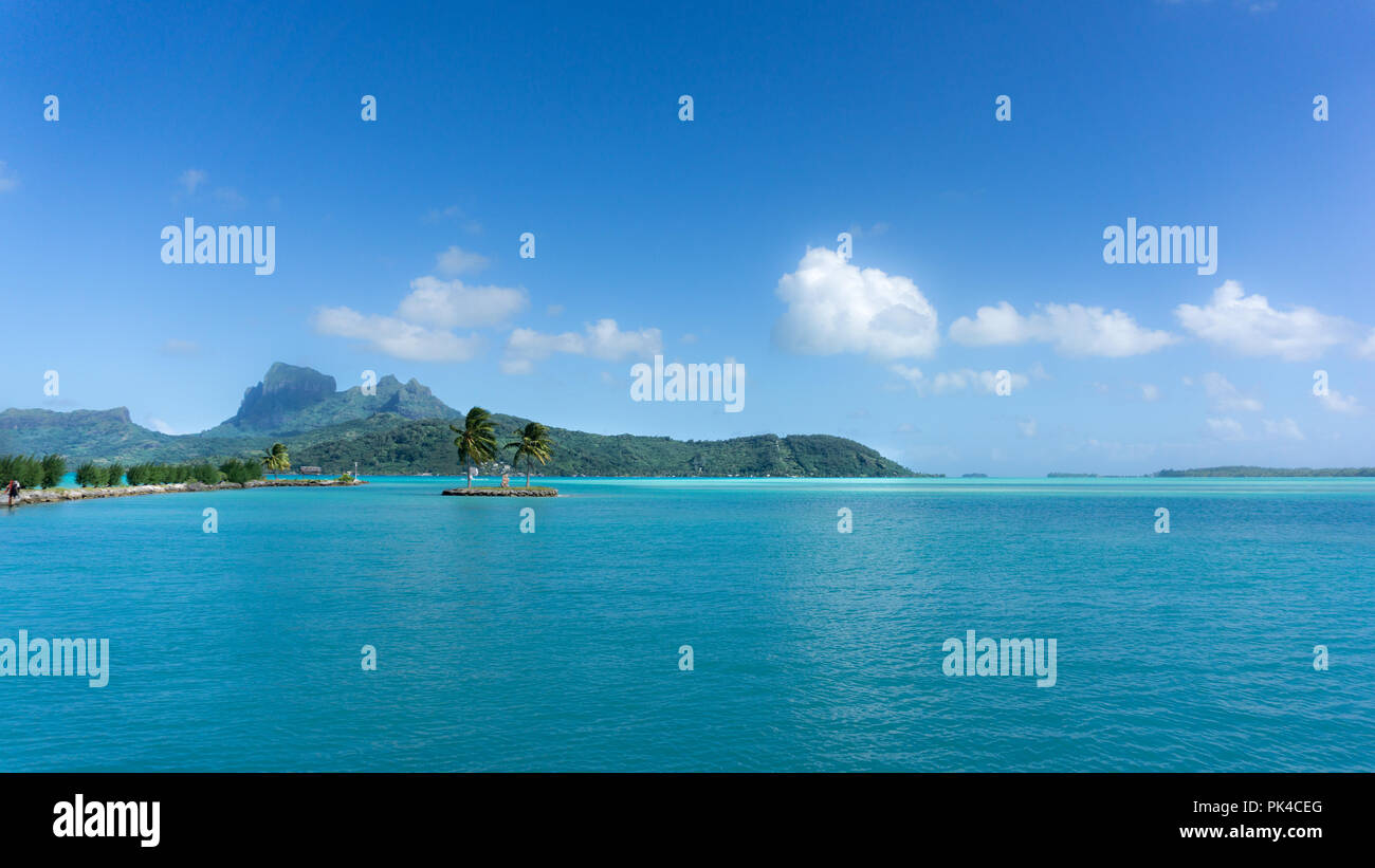 Bora Bora - isla paradisíaca en el Océano Pacífico Sur con Laguna Azul Foto de stock