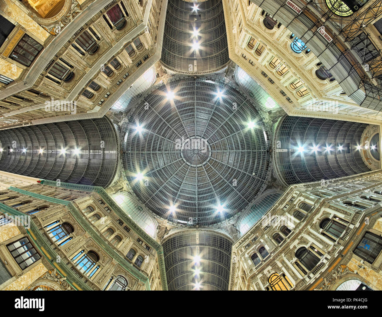Detalles de la cúpula de cristal de la Galleria Umberto I, tiendas públicas y galería de arte en Nápoles, Italia Foto de stock