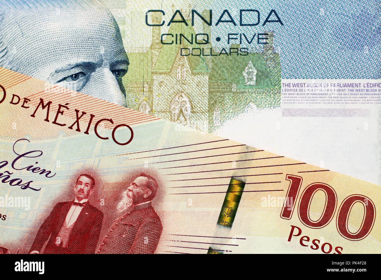 Una imagen de un 5 dólar canadiense cuenta con 100 pesos mexicanos Bank  note Fotografía de stock - Alamy